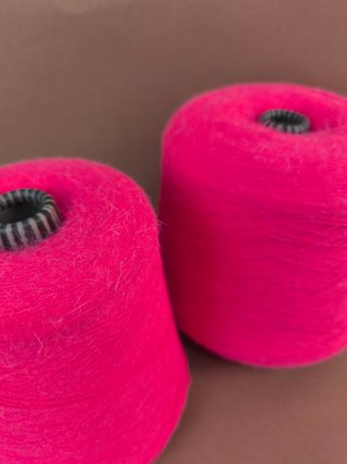 Lote de dos conos de lana color fucsia.
