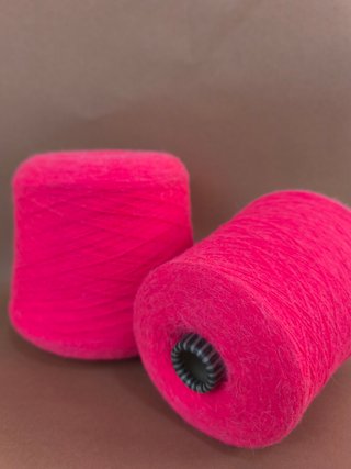 Lote de dos conos de lana color fucsia.