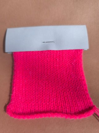 Lote de dos conos de lana color fucsia.