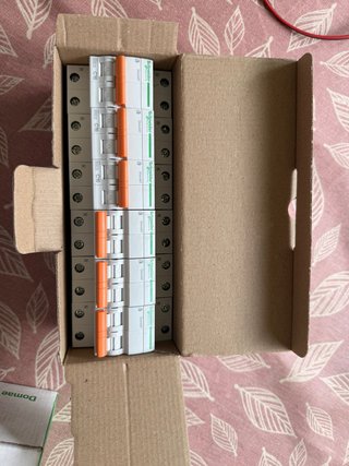 6 Magnetotérmicos Schneider DomaE C16