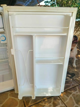 Nevera blanca pequeña con congelador, muy poco uso