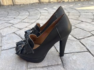 Zapatos de tacón gris con flecos