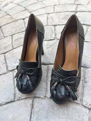 Zapatos de tacón gris con flecos