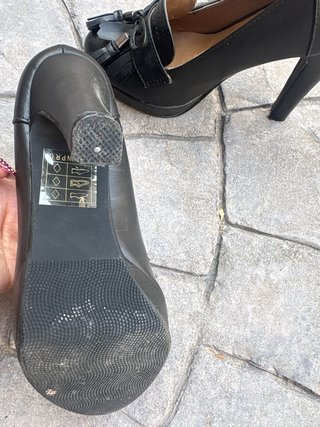 Zapatos de tacón gris con flecos