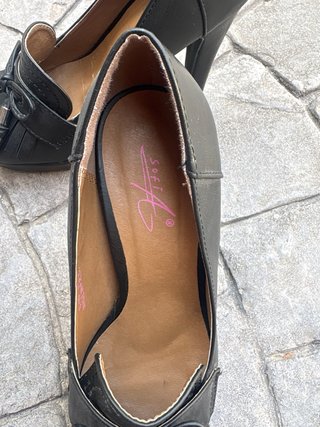 Zapatos de tacón gris con flecos
