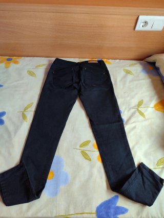 Pantalón negro pitillo