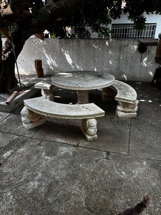 Mesa y bancos de piedra para jardín