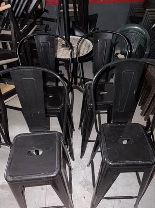 Taburetes de metal negros (4 unidades) a 12€ cada