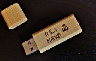 Pendrive Real Madrid Bambú - Grabado Láser