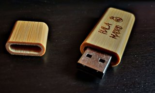Pendrive Real Madrid Bambú - Grabado Láser
