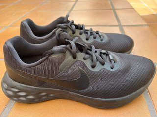 Zapatillas Nike Revolution 6 Negro Humo