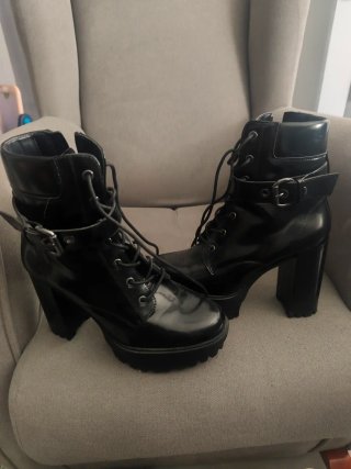 Botas altas negras con cordones y cremallera