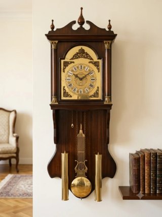 Reloj de pared antiguo de madera y latón
