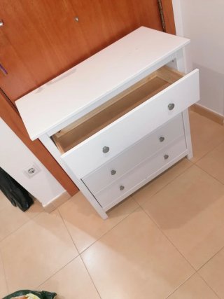 Cómoda blanca con cajones