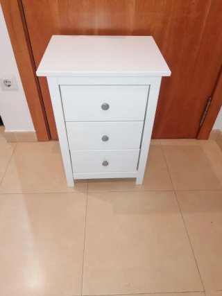 Cómoda blanca con cajones