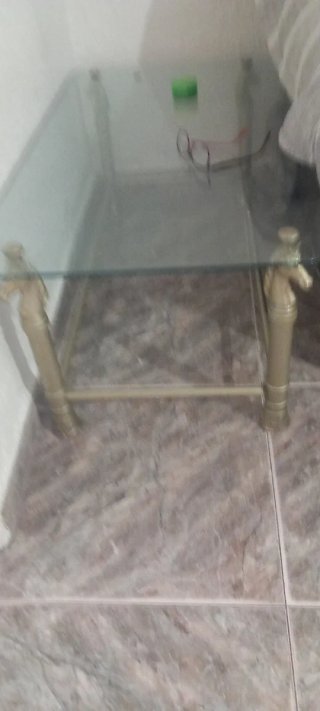 Mesita auxiliar cristal y metal dorado