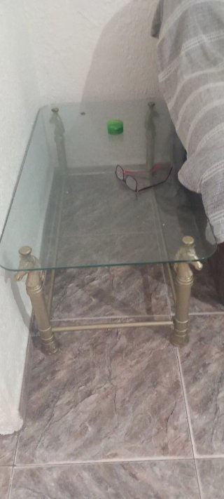 Mesita auxiliar cristal y metal dorado