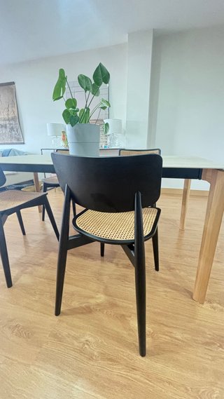 Sillas de diseño negras y ratán