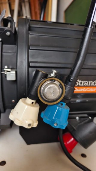 KIT 2x Focos Fresnel Strand Quartzcolor Castor 273