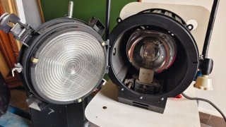 KIT 2x Focos Fresnel Strand Quartzcolor Castor 273