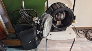 KIT 2x Focos Fresnel Strand Quartzcolor Castor 273