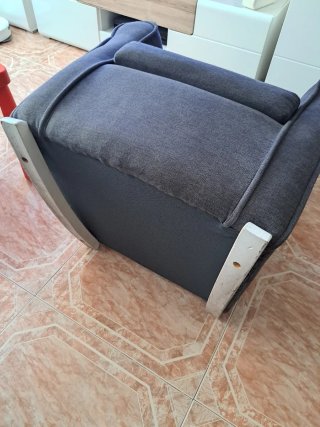 Sillón orejero gris oscuro