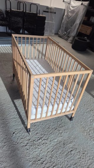 Cuna de madera IKEA con doble colchon