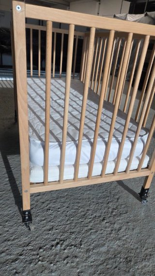 Cuna de madera IKEA con doble colchon