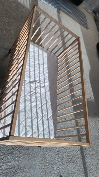 Cuna de madera IKEA con doble colchon