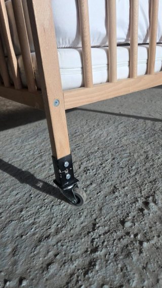 Cuna de madera IKEA con doble colchon