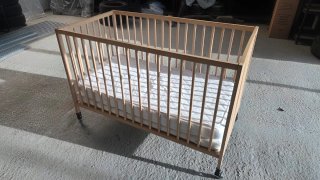 Cuna de madera IKEA con doble colchon