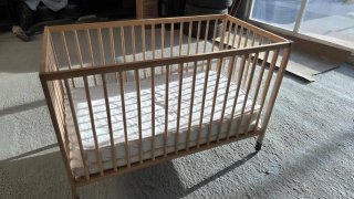 Cuna de madera IKEA con doble colchon