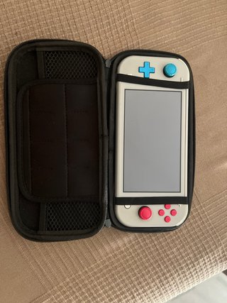 Nintendo Switch Lite  con funda Pikachu