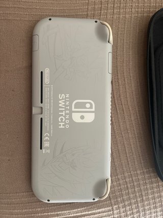 Nintendo Switch Lite  con funda Pikachu
