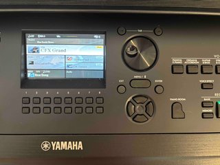 Piano Digital Yamaha DGX670 + Accesorios