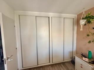 Puertas correderas blancas con carriles