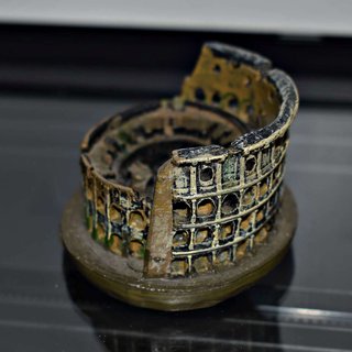 figura del coliseo de Roma, traído de Italia