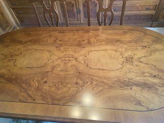 Mesa comedor, sillas y mueble de madera