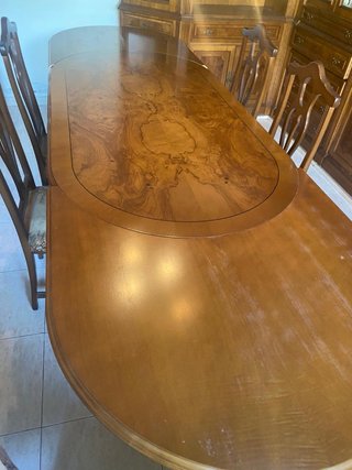 Mesa comedor, sillas y mueble de madera