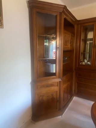 Mesa comedor, sillas y mueble de madera