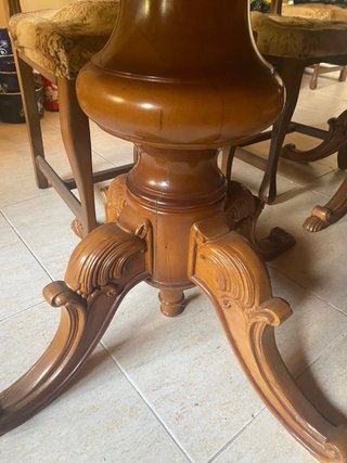Mesa comedor, sillas y mueble de madera