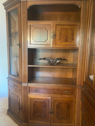 Mesa comedor, sillas y mueble de madera