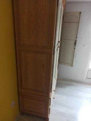 Armario madera 3 puertas beige y verde