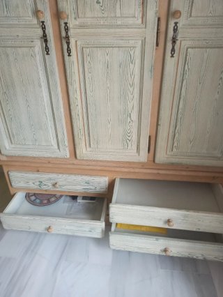 Armario madera 3 puertas beige y verde