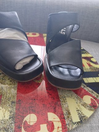 Sandalias piel tacón plataforma negras