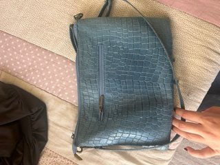 Bolso piel azul efecto cocodrilo