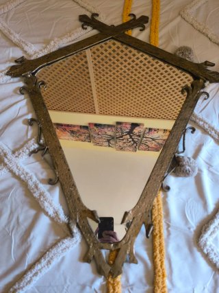 Espejo antiguo de hierro dorado.