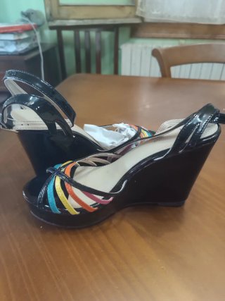 Sandalias de cuña negras con tiras multicolor
