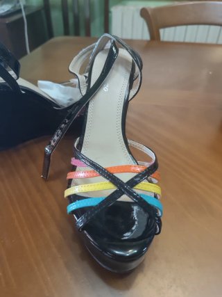 Sandalias de cuña negras con tiras multicolor