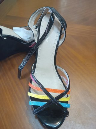 Sandalias de cuña negras con tiras multicolor